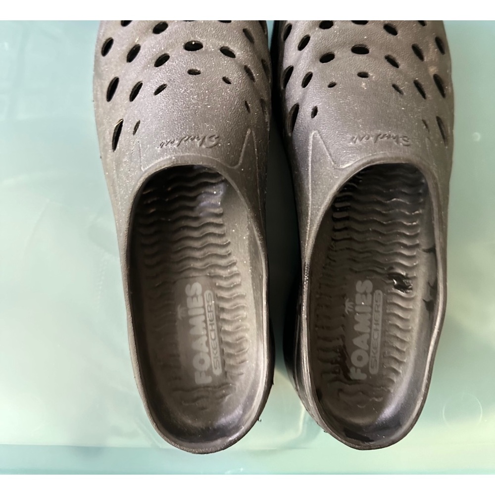 WOMEN’S SIZE 7 SKETCHER CROCS